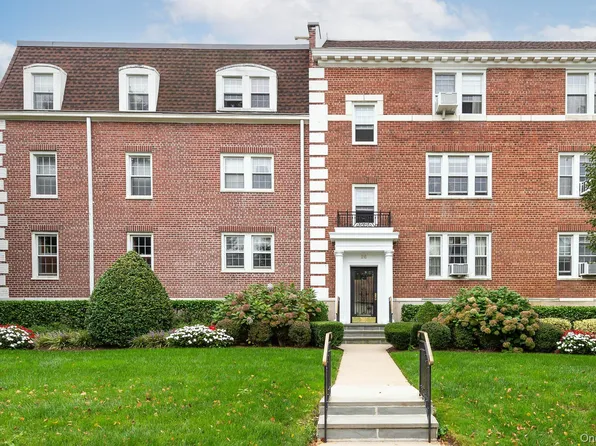 26 Hamilton Place #A2, Garden City, NY 11530