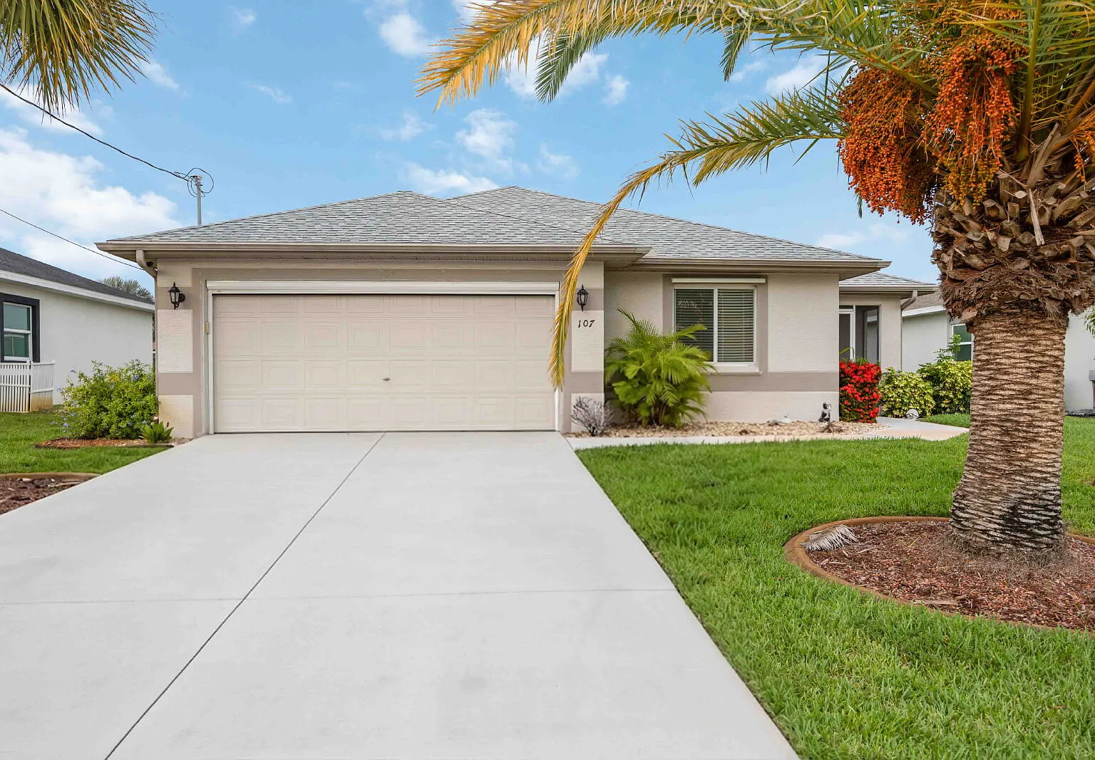3 bed, 2.0 bath, 1300 sqft, $2,300 — Photo 2
