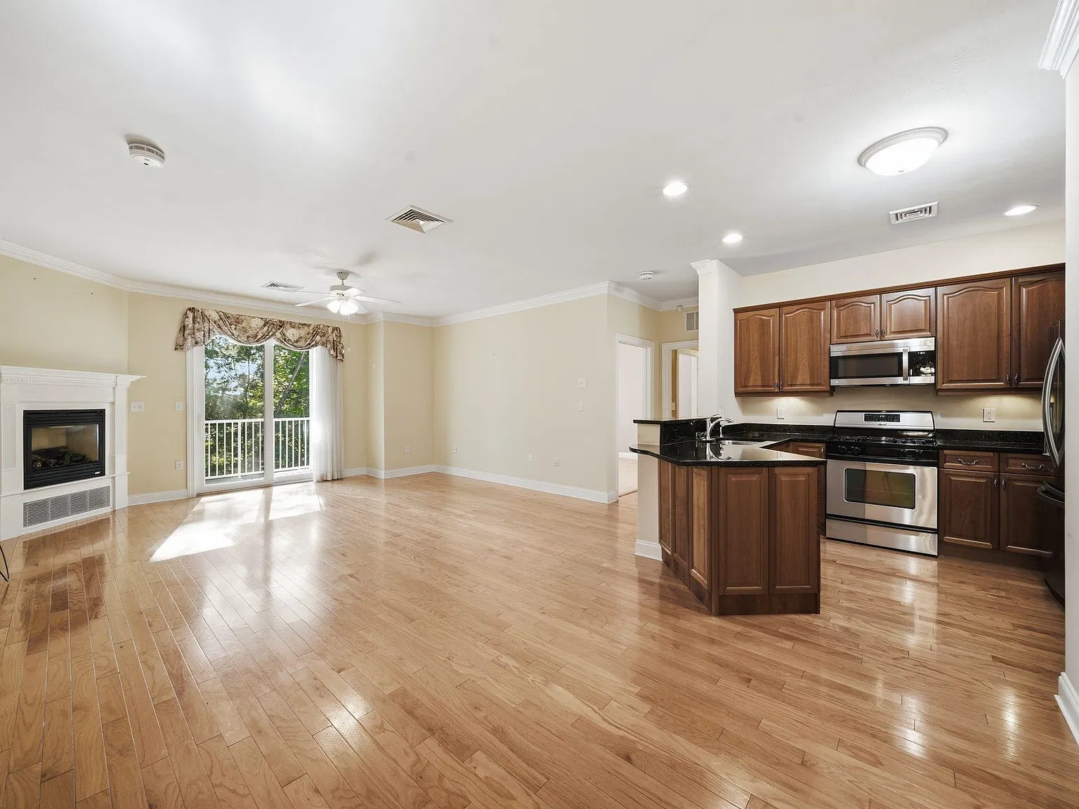 2 bed, 2.0 bath, 1300 sqft, $2,600 — Photo 4
