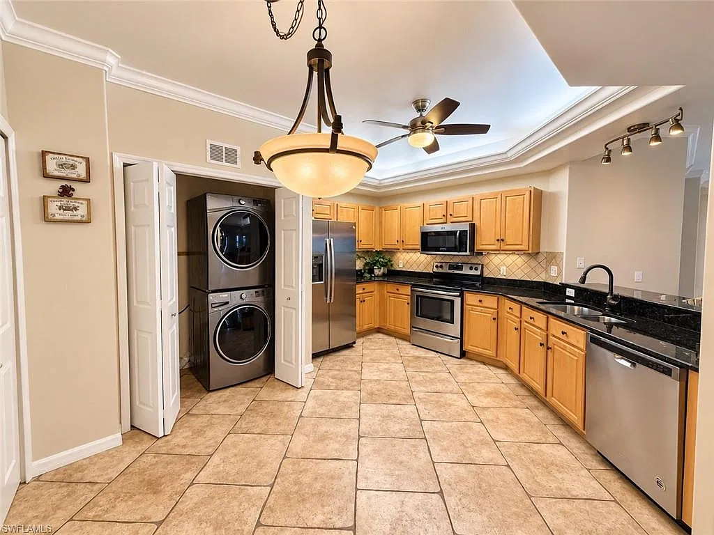 2 bed, 2.0 bath, 1422 sqft, $2,350 — Photo 2