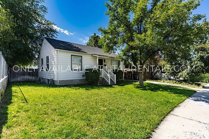 4 bed, 2.0 bath, 1600 sqft, $2,250 — Photo 2