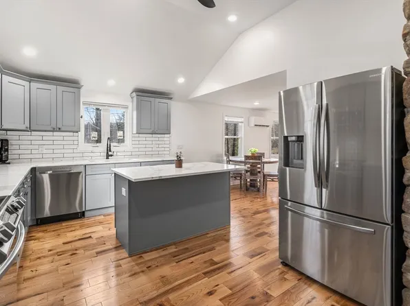 146 Warren Rd, Brimfield, MA 01010