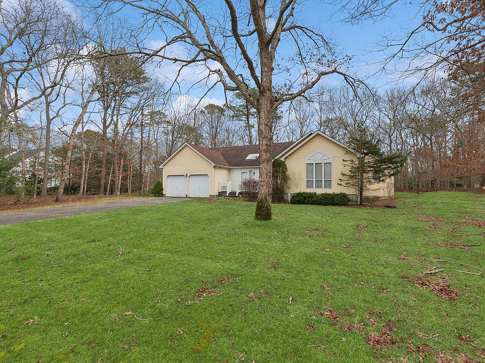 72 Risa Ct, Riverhead, NY 11901 | Zillow