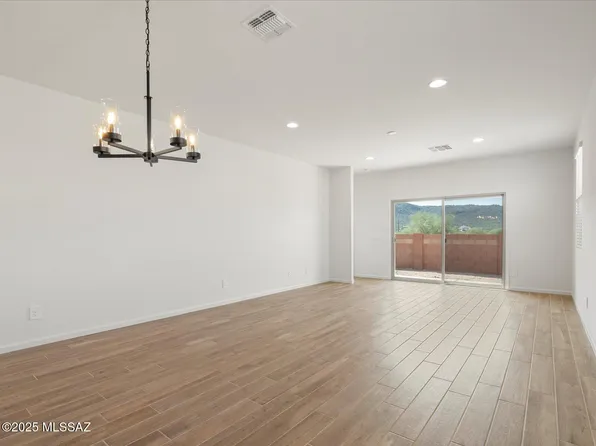 9841 N Summerstone Ave, Tucson, AZ 85743