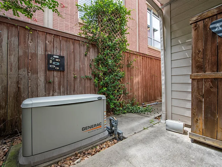 34 Waugh Dr #D — Photo 35