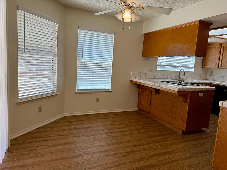 993 E Edgemont Dr — Photo 15