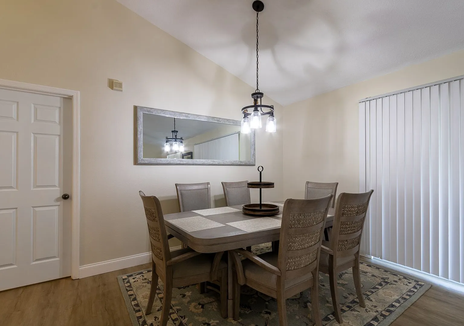 Beautifully Renovated 2/2 Condo in The Links - Partially Furnished — Photo 4