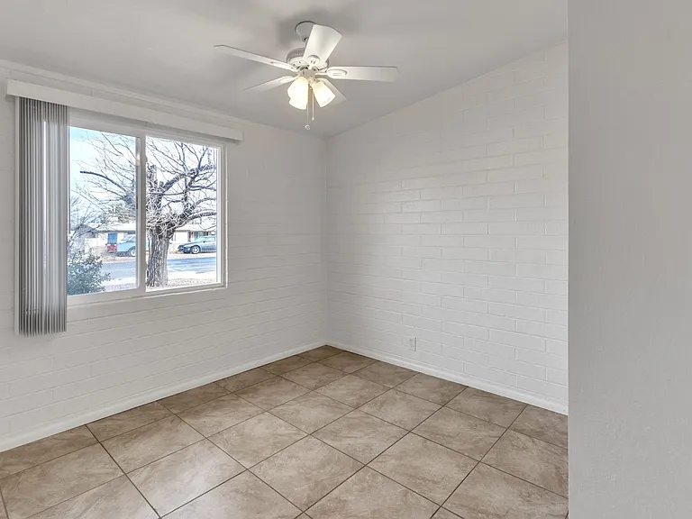 216 Whitton St — Photo 21