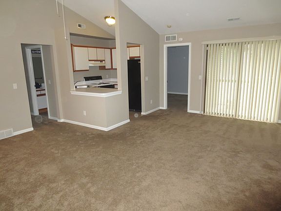 Great room w/vaulted ceiling