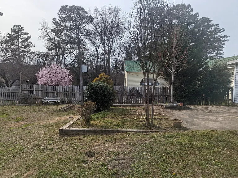 327 Lynch St — Photo 11