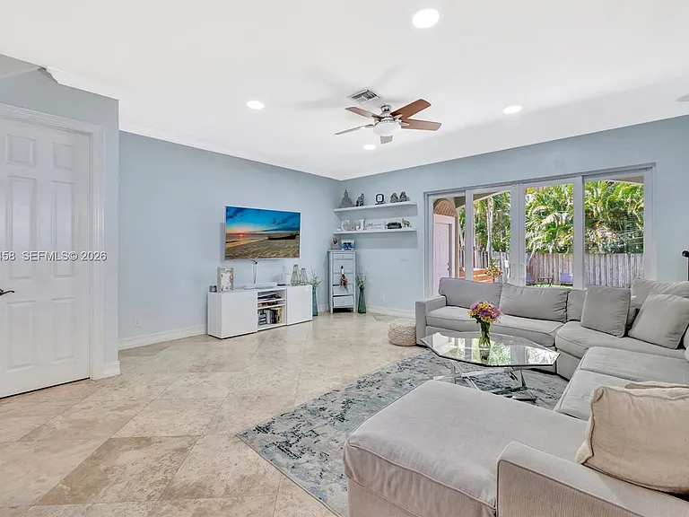 853 SW 11th Ct — Photo 10