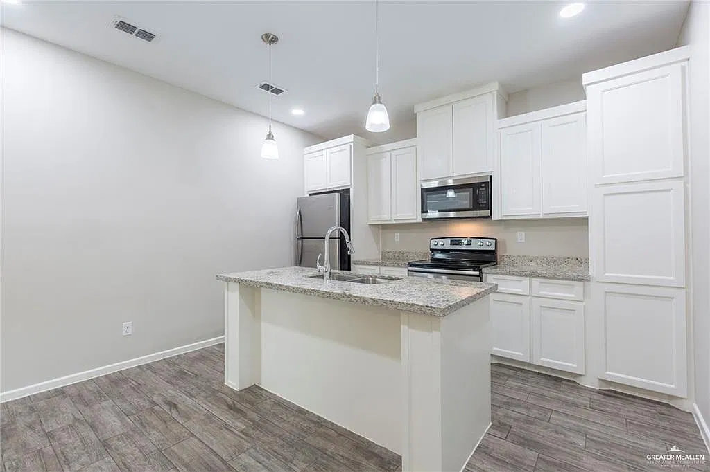 3 bed, 2.0 bath, 1080 sqft, $1,150 — Photo 3
