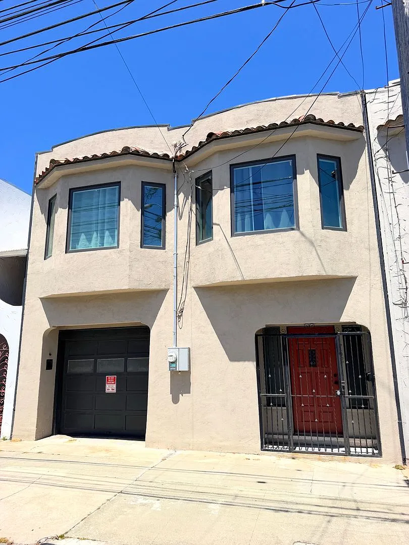 Updated Large Bright 1250sf 2br/1ba/1gr Crocker Home Available Now — Photo 1