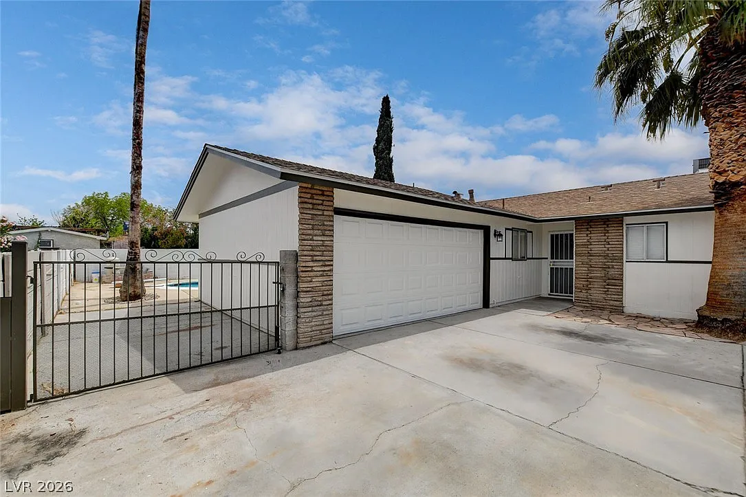 3 bed, 2.0 bath, 1358 sqft, $2,400 — Photo 2