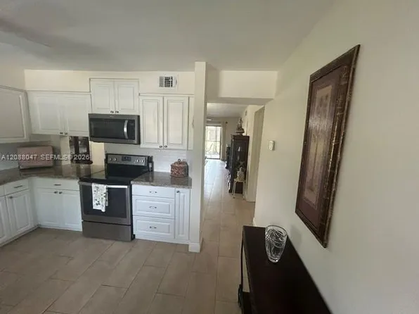 2 Briarwood Cir APT 112, Hollywood, FL 33024
