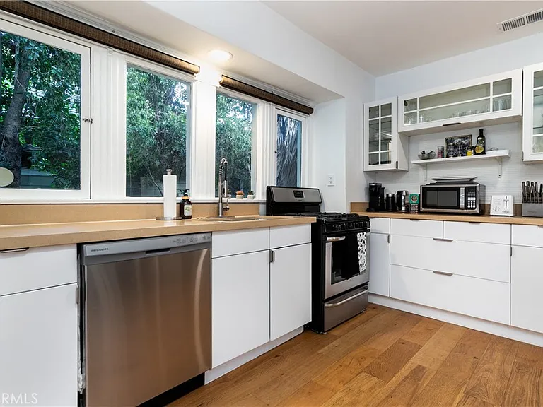 6008 Carlton Way — Photo 11