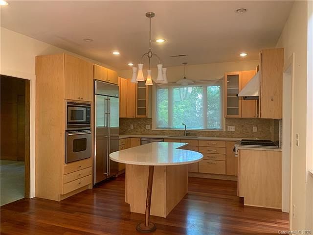 1st image of 1015 Jefferson Dr