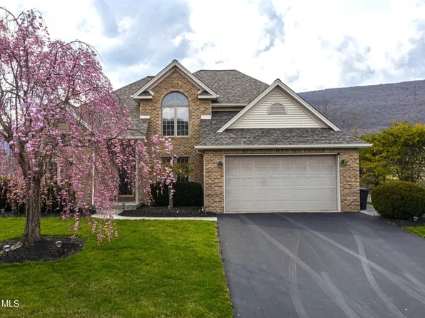 525 Clearview Dr, Hollidaysburg, PA 16648