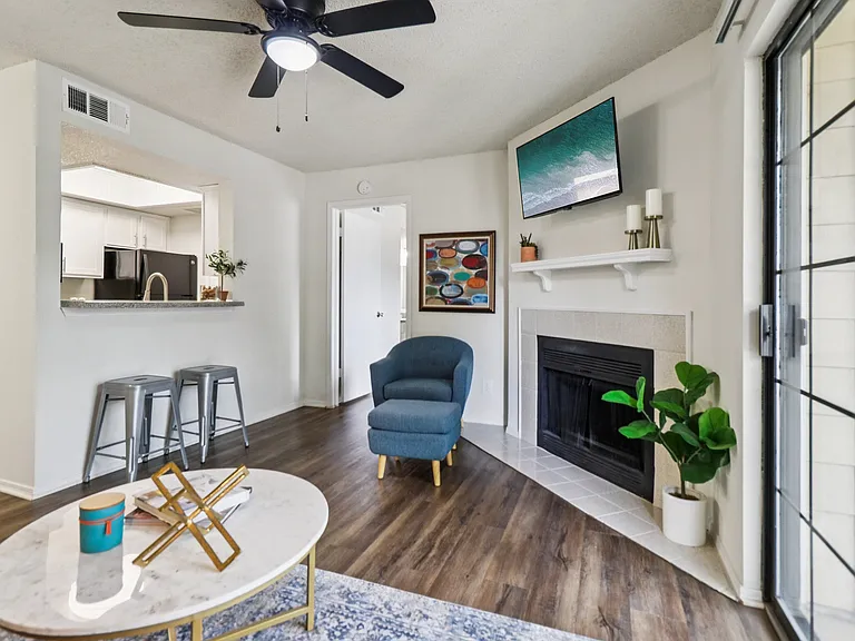 A2 Livingroom look to bar