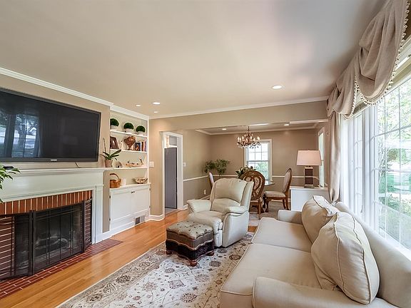 5th image of 218 Jesselin Dr