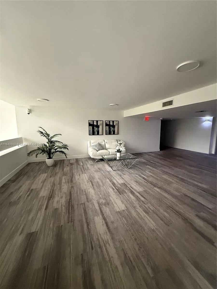 Building Photo - 16500 Golf Club Rd #206