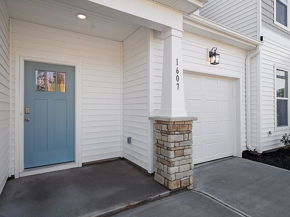 2 story townhome with, 1 car garage, 2 car parking pad, vaulted ceilings, owner s on main and patio