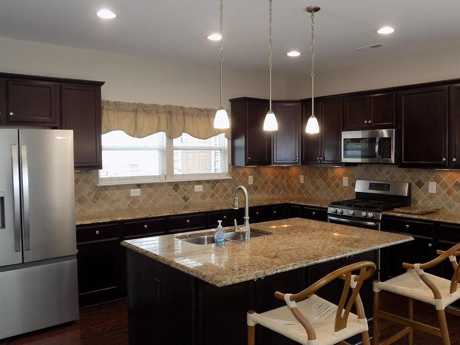 3 bed, 2.5 bath, 1621 sqft, $2,400 — Photo 4