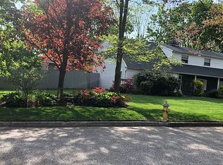 30 Hackberry Ln, Holbrook, NY 11741