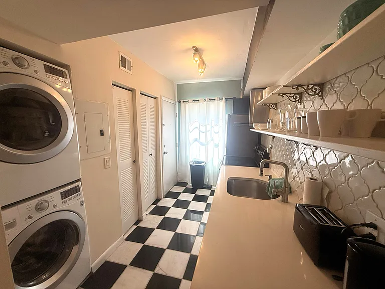 915 SW 8th St #102 — Photo 5