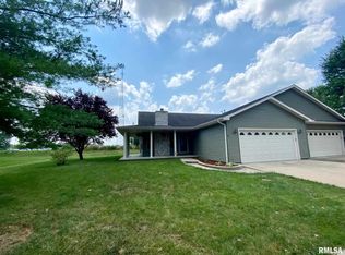 19461 Pinecrest Rd, Petersburg, IL 62675