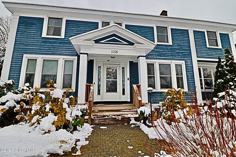 3rd image of 1135 Oxford Place