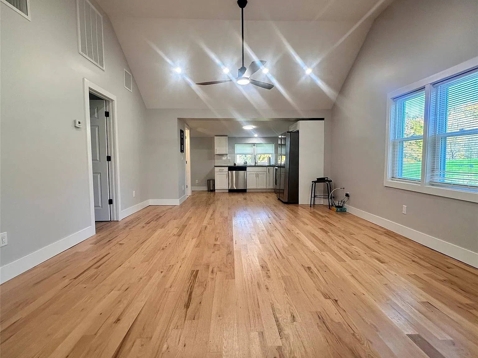 2 bed, 1.0 bath, 1054 sqft, $2,500 — Photo 2