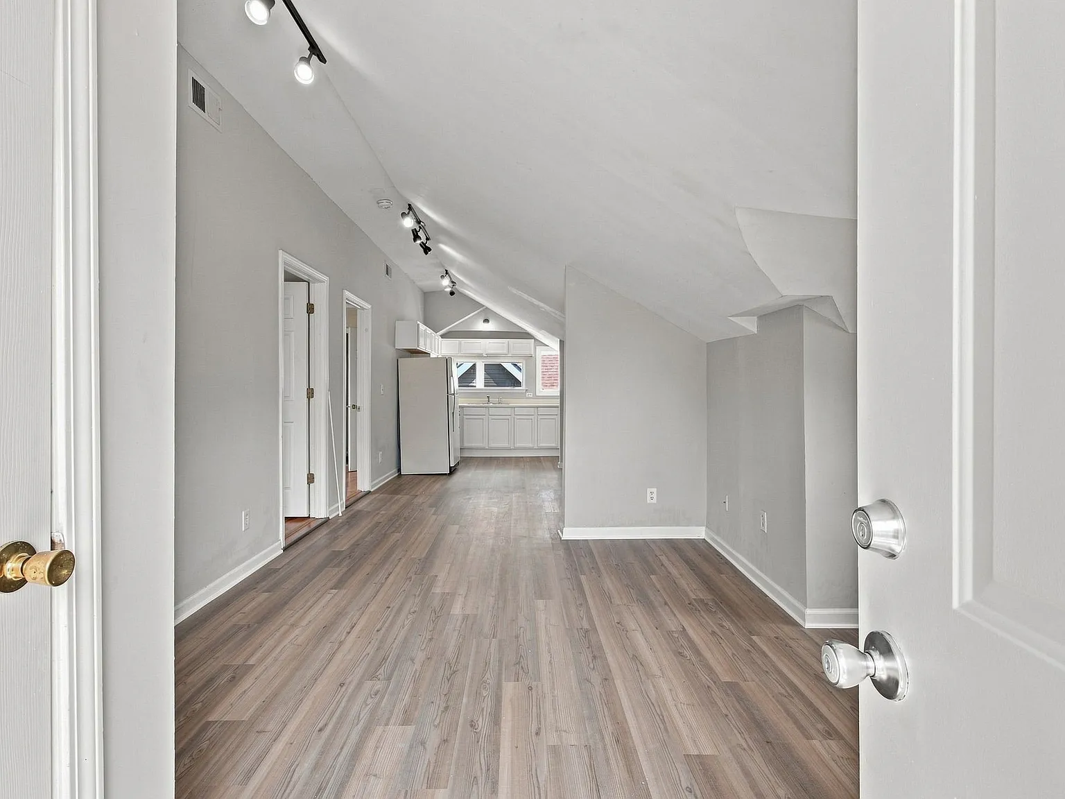 2 bed, 918 sqft, $1,350 — Photo 3