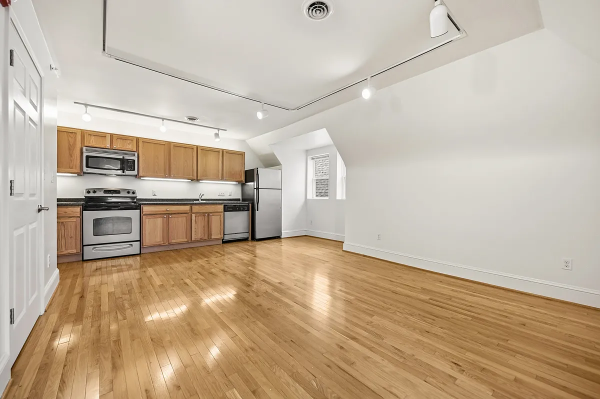 2 bed, 1.0 bath, $2,175 — Photo 4