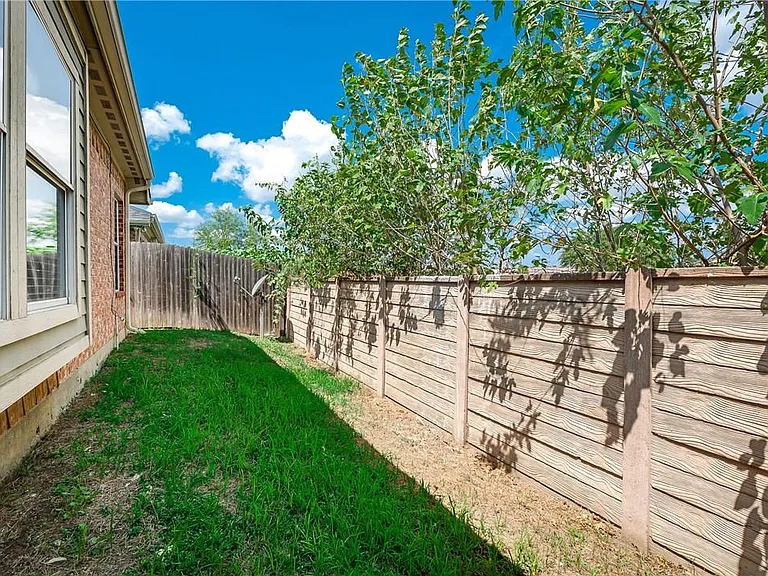 952 Bentwood Trl — Photo 18