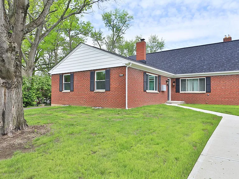154 Fairway Dr — Photo 3