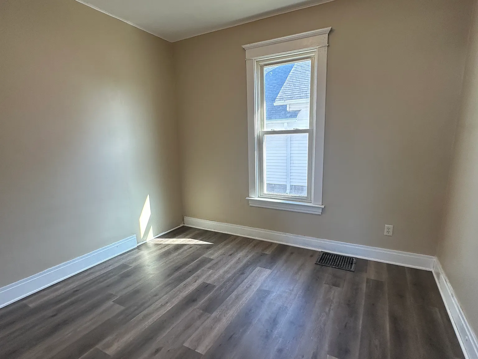 272 N Logan St — Photo 2