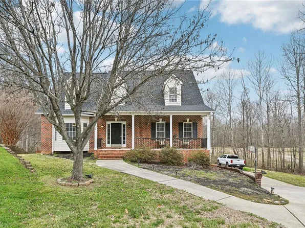 105 Meadowcrest Ct, Clemmons, NC 27012