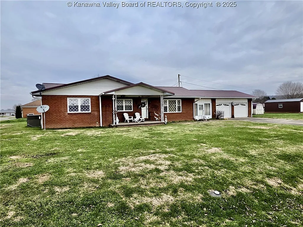 220 Simmons Dr photo 1