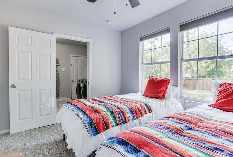 1031 W Gramercy Pl — Photo 10