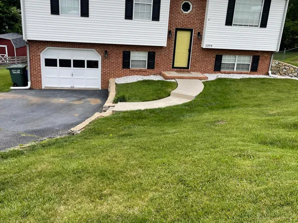 1304 Kings Arms Dr, Salem, VA 24153