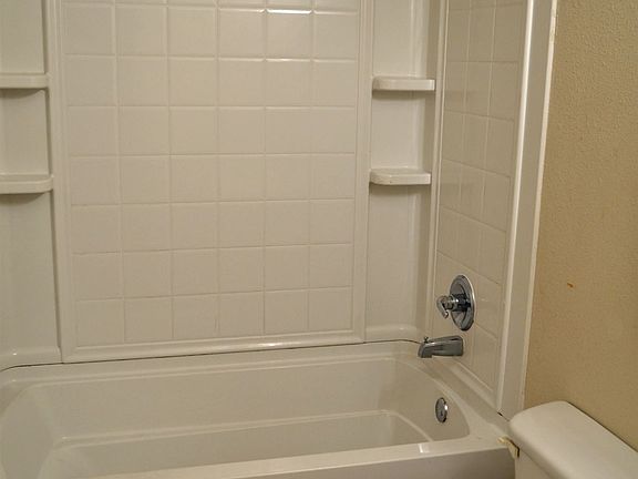 1137-Pinecrest-bathroom