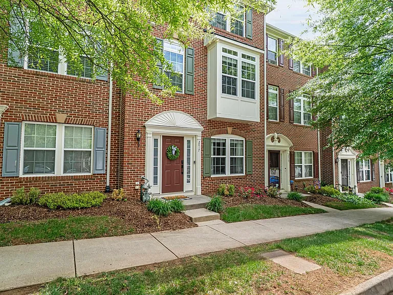2417 Abington Dr — Photo 1