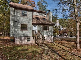 109 Log Cabin Dr, Lackawaxen, PA 18435