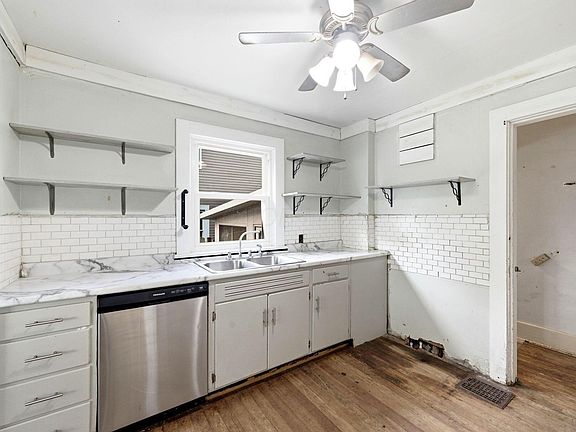 3rd image of 520 Oak St
