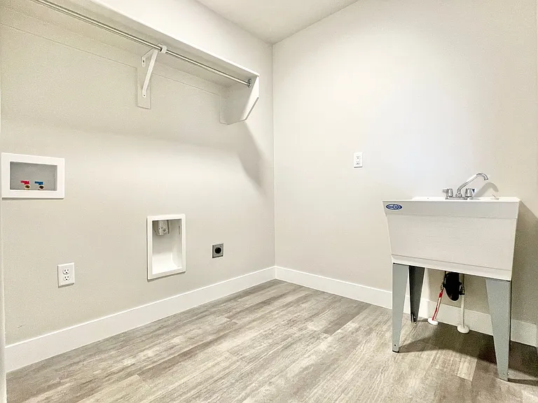 446 N Hillview Dr — Photo 26