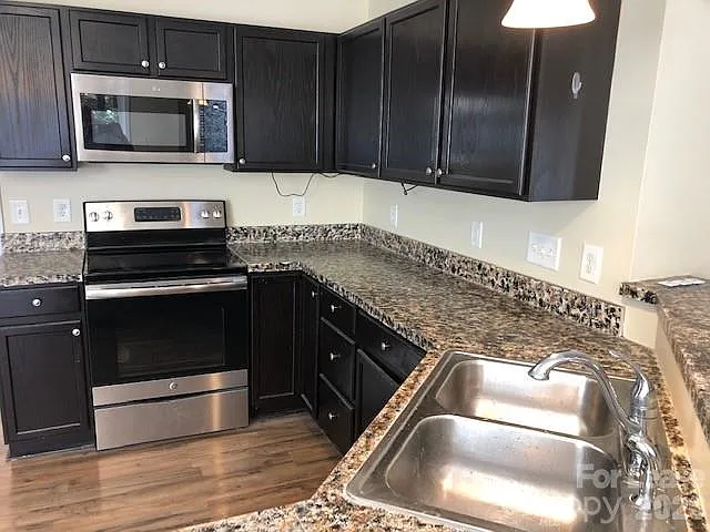 3 bed, 2.5 bath, 1866 sqft, $2,095 — Photo 3