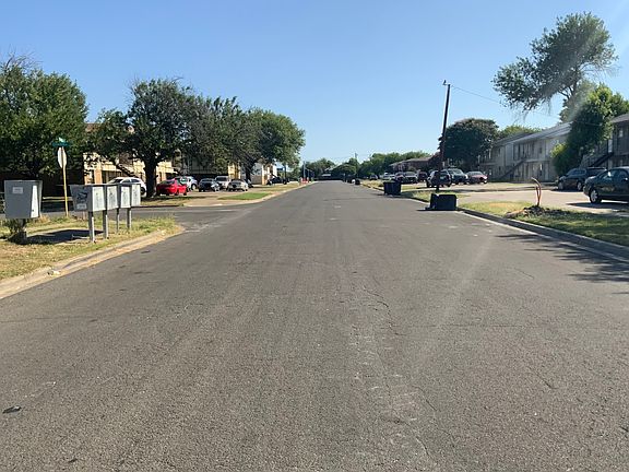 3rd image of 1907 Cedarhill Dr