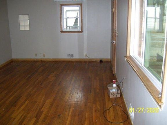4th image of 904 W 2nd St