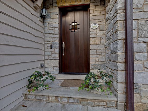 2nd image of 2025 Amberley Ct
